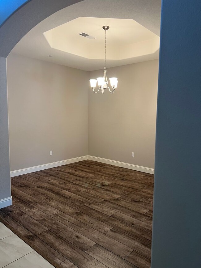Building Photo - Beautiful Family Home