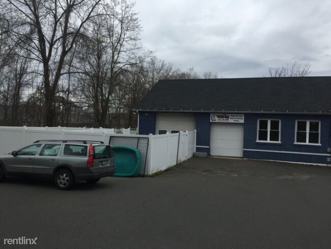 Building Photo - Studio, 2 bath Apartment - 68 Mill Plain Rd