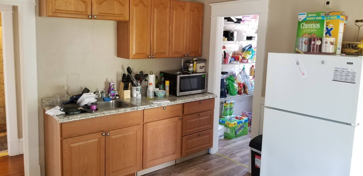 27 Fairview Ave Unit 27A, Enfield, CT 06082 Room for Rent in Enfield