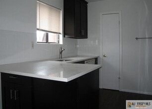 Building Photo - 816 N Oaks Blvd