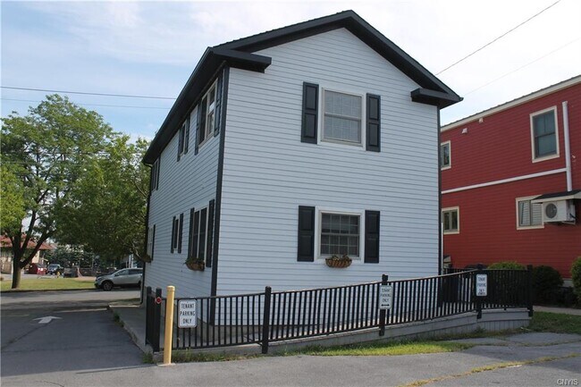 Building Photo - 209 W Main St
