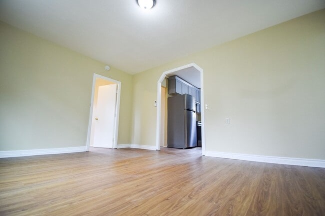 Building Photo - 2BD/1BA House with Garage!! Washer/Dryer i...