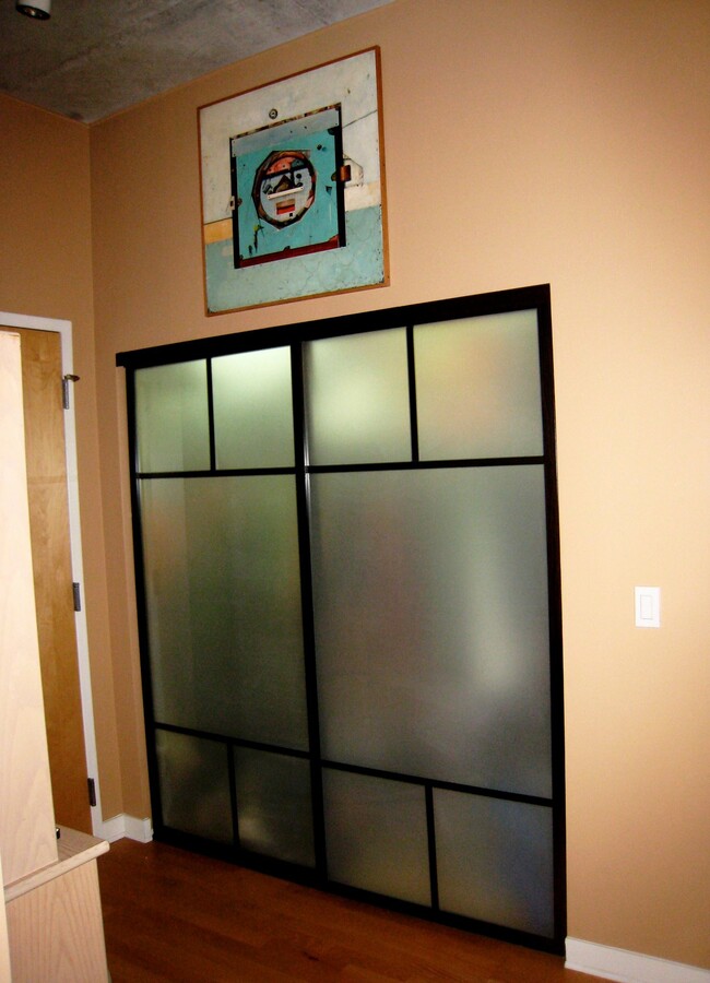 Front entry large closet - 1000 N Kingsbury St
