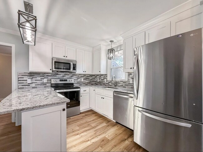 Foto del edificio - Spacious 3BR Home with Deck in Prime Wake Forest Location