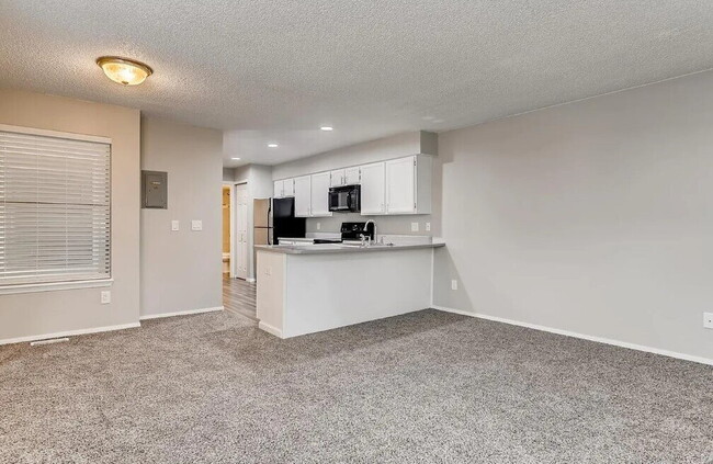 Building Photo - 932 S Dearborn Way
