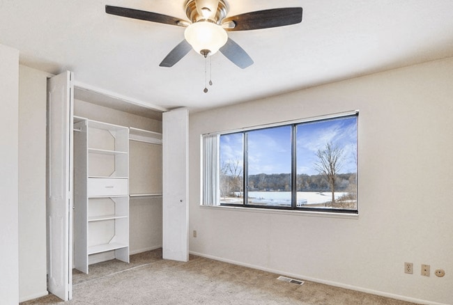 Building Photo - Lakeside Apartments
