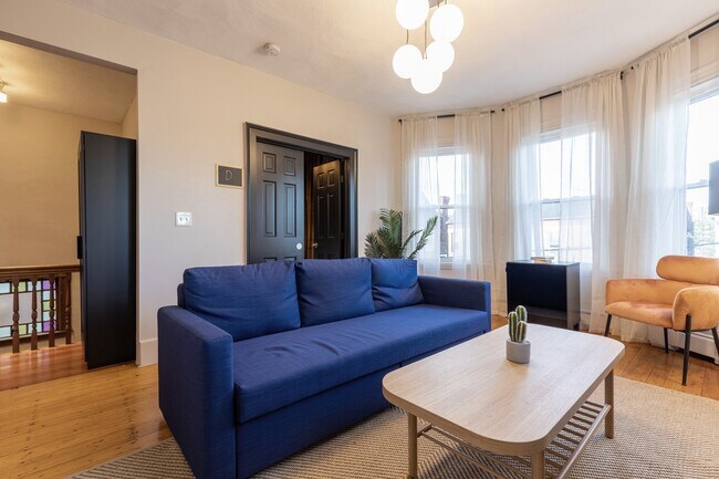 Foto del edificio - Queen room in 4-bed/1.0-bath Home