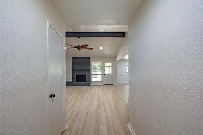 Building Photo - 308 Hidden Valley Dr