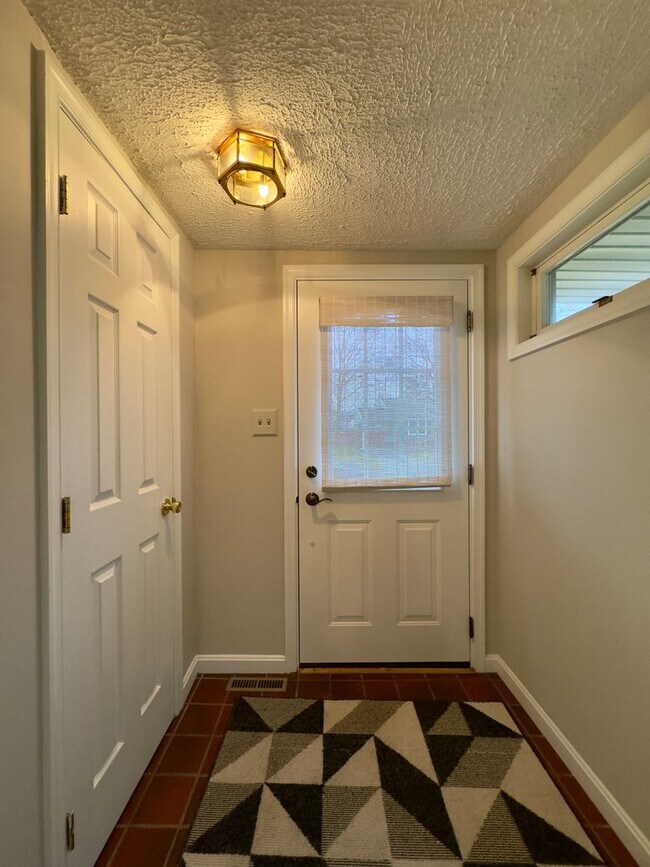 Foto del edificio - Charming Split-Level Interior 3 Bedroom/2 Bathroom Detached Home in Lutherville Timonium, MD!