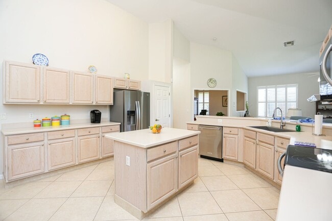 Building Photo - ***3BED+DEN/2BATH***AUTUMN WOODS***SEASONAL OR ANNUAL RENTAL***FURNISHED***