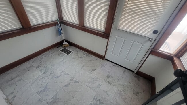 Building Photo - 168 Main St