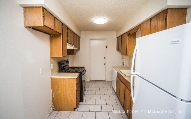 Building Photo - 8208 Vernon Ave