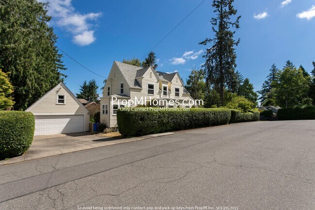 Foto del edificio - Timeless Four Bedroom Home Near Multnomah ...