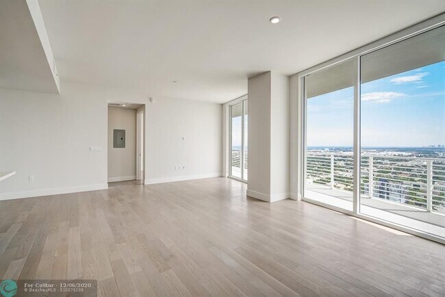 Foto del edificio - 215 N New River Dr E