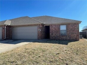 Building Photo - 1008 Kensington Dr