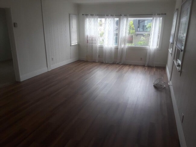 living room facing south - 445 34th St