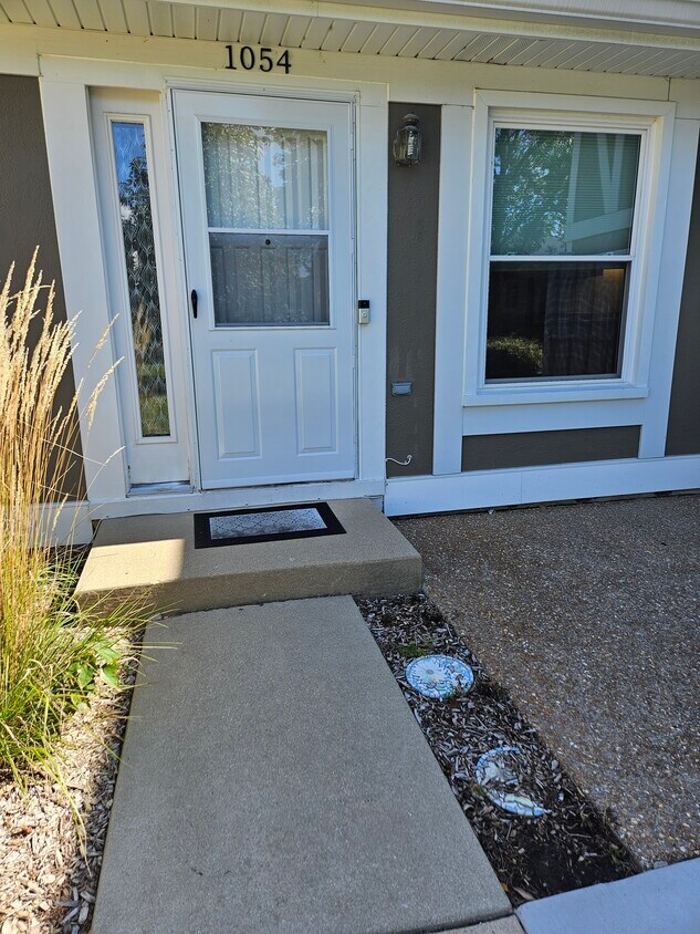 Primary Photo - 1054 Hampton Hbr