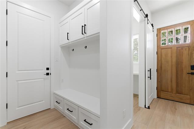 Foto del edificio - 200 Dover Dr