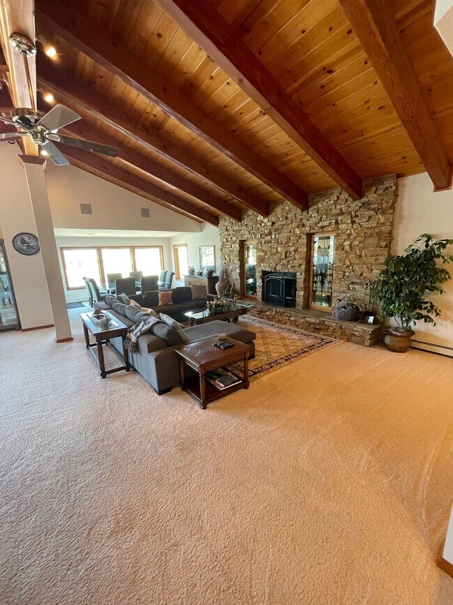 Foto del edificio - Large fully furnished beautiful home w/ boat dock avail. for a longterm lease or seasonal lease! ...
