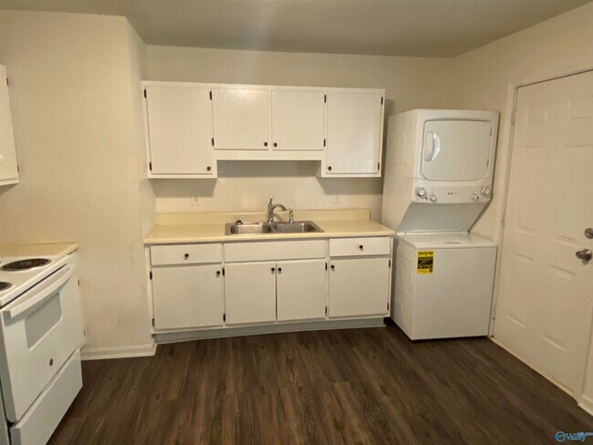 Foto del edificio - 4801 Padgett Dr