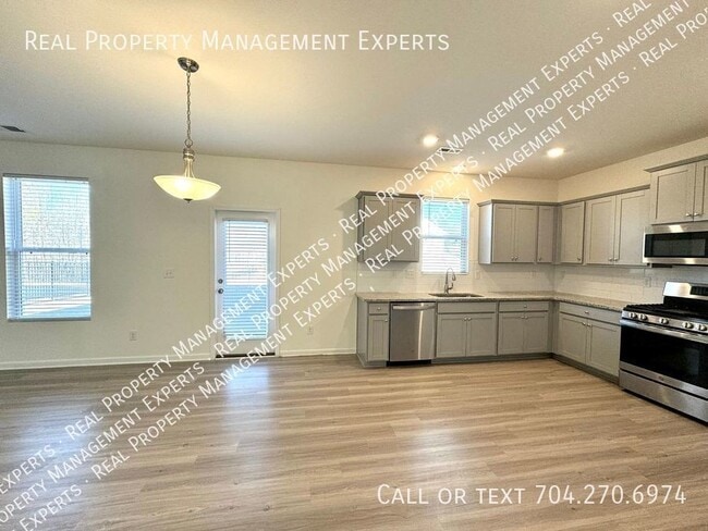 Building Photo - Beautiful 4 BA/2.5 BA Home w/2 Car Garage!