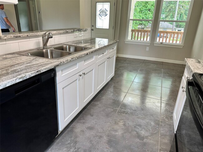 Building Photo - 10796 Royal Magnolia Dr