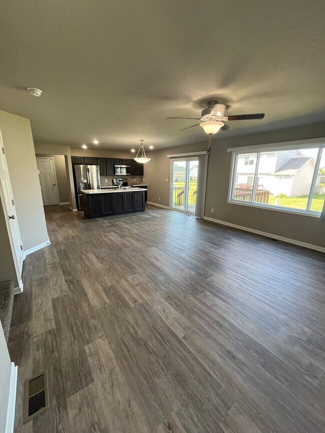 Foto del edificio - Now Leasing – Stylish 3-Bedroom Home in Bo...