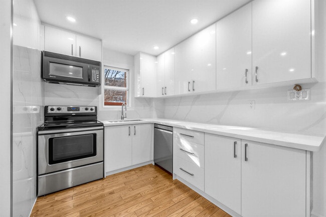 Building Photo - 1035 Briar Hill Av