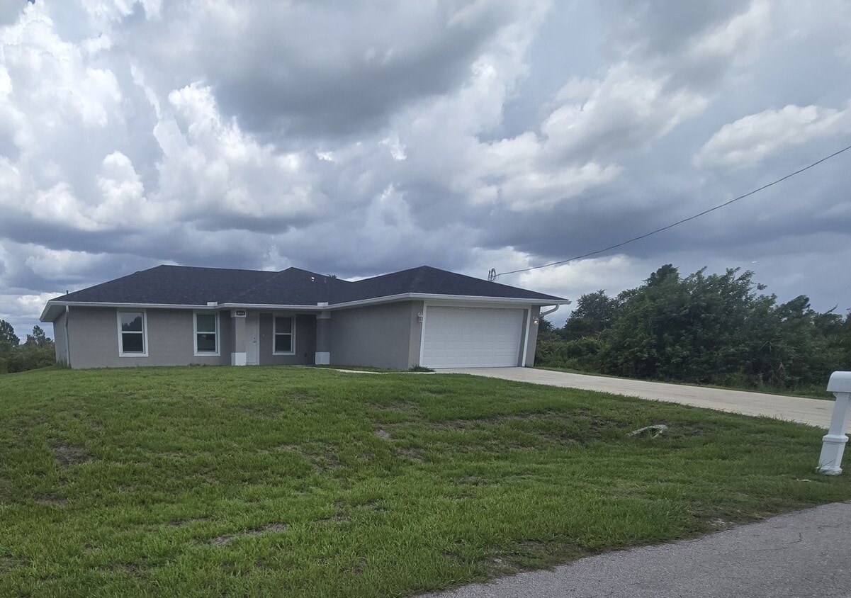 Primary Photo - MUST SEE-CUSTOM BUILT-LARGE NEWER CONSTRUT...