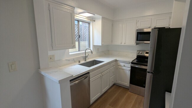 Foto del edificio - Beautifully Remodeled 2 Bed 1.5 Bath Santa...