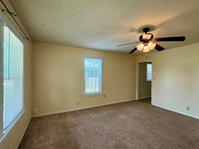 Building Photo - 2 Bedroom Home in Haysville, KS