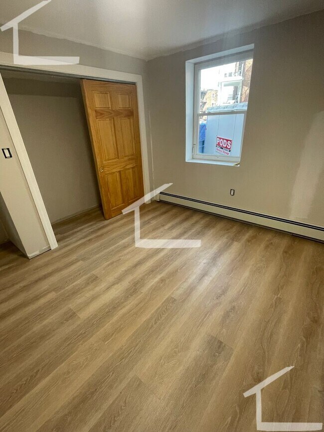 Foto del edificio - Beautiful, completely renovated four bedrooms + 2 baths