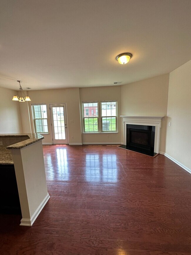 Building Photo - Townhome in Edison Square