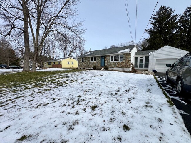 Building Photo - Gorgeous 3-Bedroom Single-Family Home in H...