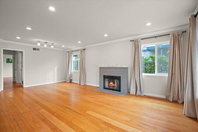 Foto del edificio - 18500 Crest Ave