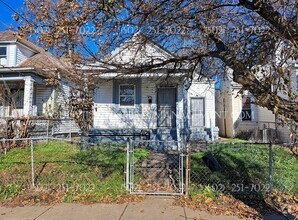 Building Photo - 1821 Date St