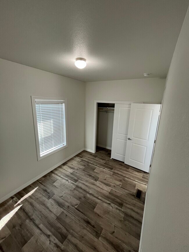 Building Photo - 385 Vernon Dr