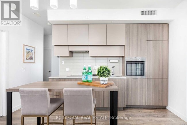 Photo du bâtiment - 8 Eglinton Ave E