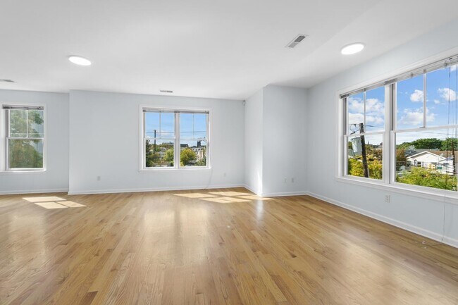 Building Photo - 437 Whiton St