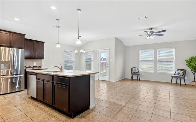 Foto del edificio - 4 bedroom 2 bathroom house! HOUSING ACCEPTED! MOVE-IN SPECIAL!!