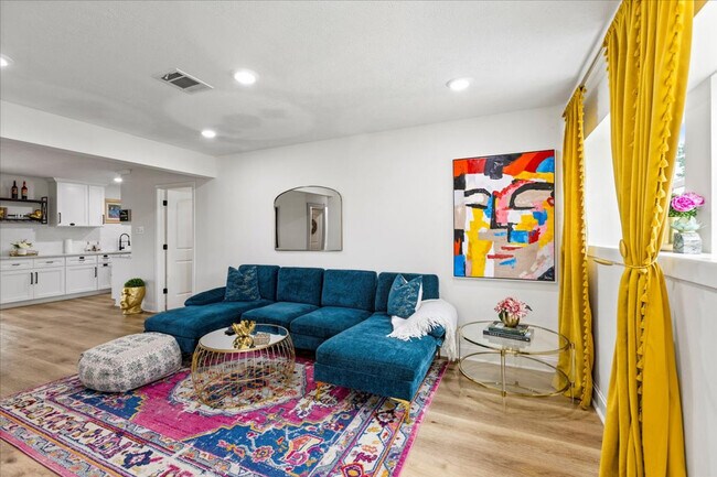 Foto del edificio - 5803 Farwell Dr