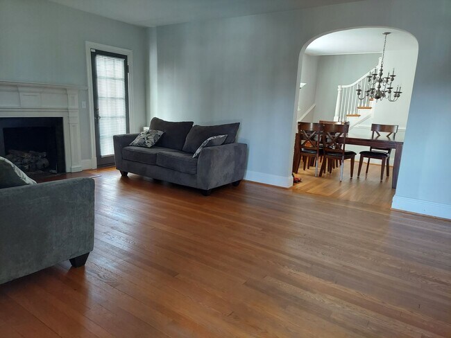 Building Photo - Beautifully Renovated 2200+ Sq Ft 2-story ...