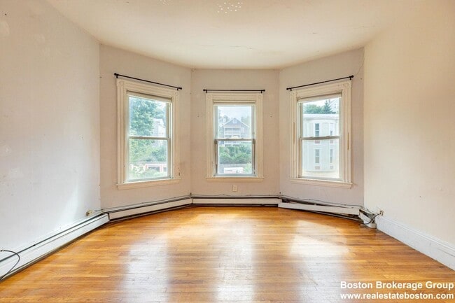 Building Photo - Renovated Apt Near NEU!  Laundry in Unit! 1k Rebate Upon closing with Promo