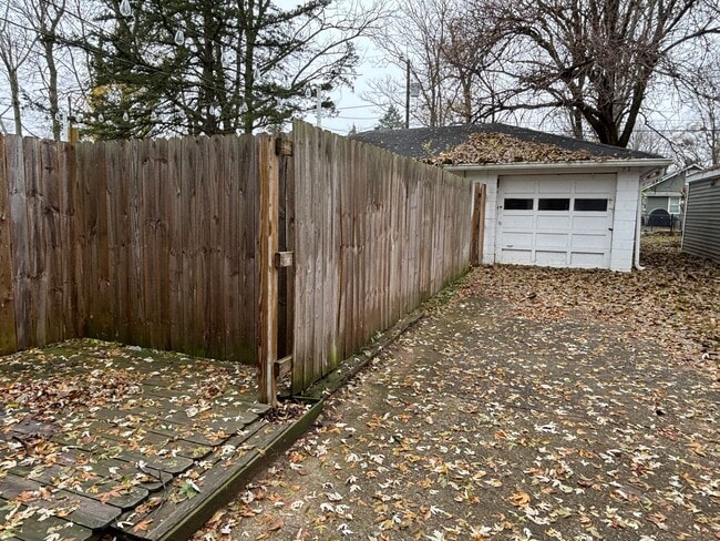 Building Photo - AVAILABLE NOW! Charming 2-Bed, 1-Bath Single-Family Home in Indianapolis!