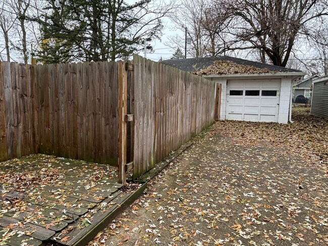 Foto del edificio - AVAILABLE NOW! Charming 2-Bed, 1-Bath Single-Family Home in Indianapolis!