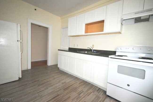 Foto del edificio - 1600 Maple Ave