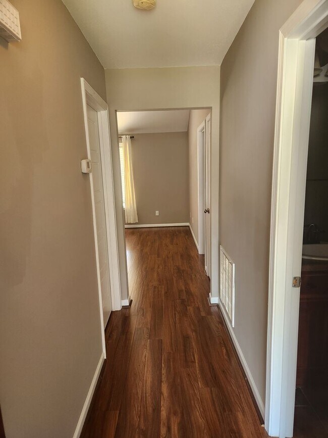 Foto del edificio - Cozy 3 Bed 2 Bath Home Available Now thru ...