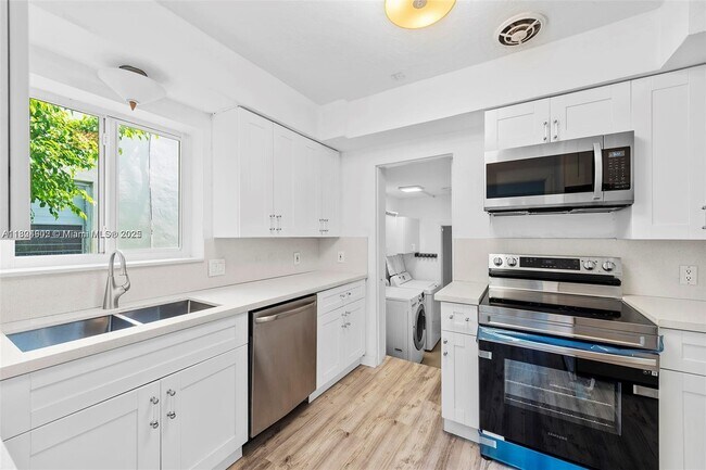 Foto del edificio - 9564 Carlyle Ave