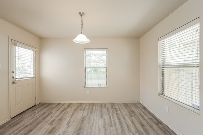 Building Photo - 5910 Aspen Gdn