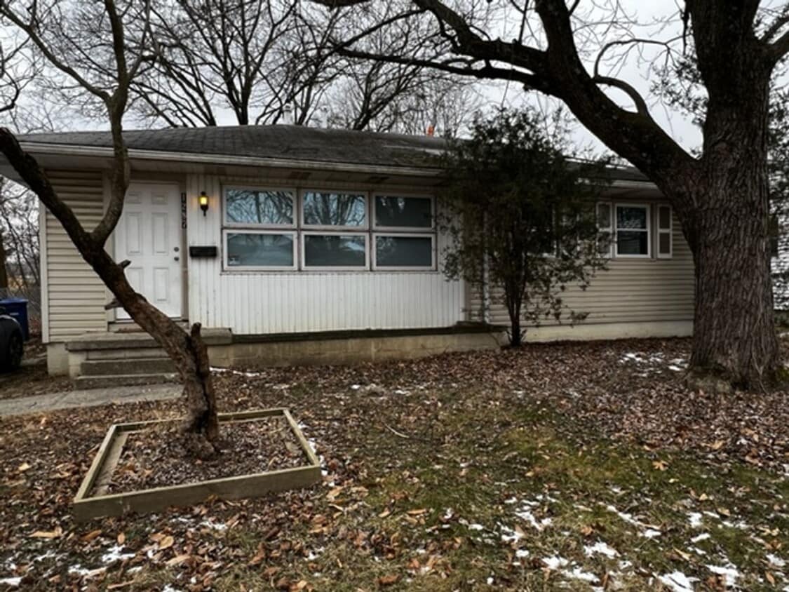 Foto principal - 3 BR/ 1 BA w/ renovated kitchen and bath
